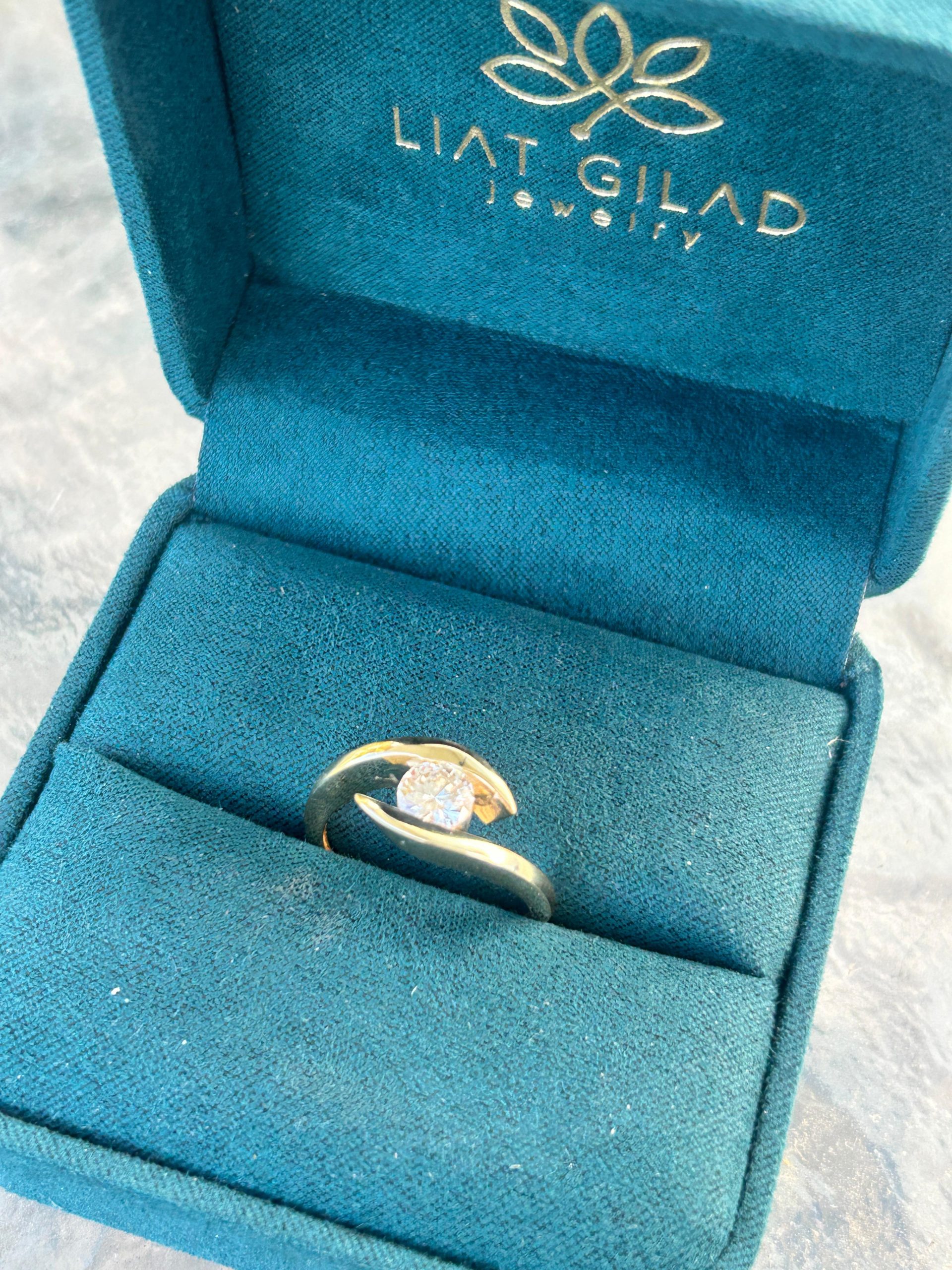 טבעת חיבוק מזהב משובצת ביהלום טבעי