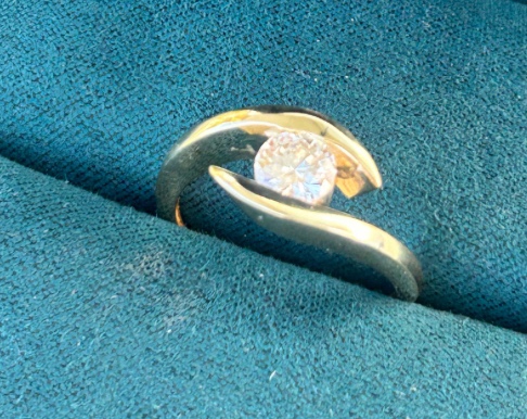 טבעת חיבוק מזהב משובצת ביהלום טבעי