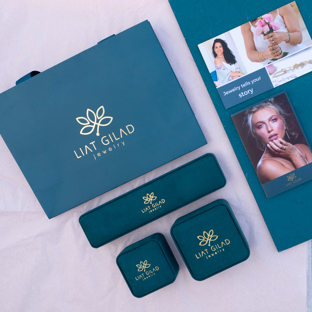 טבעת זהב לזרת עם אבני ספיר בגימור מט מוברש