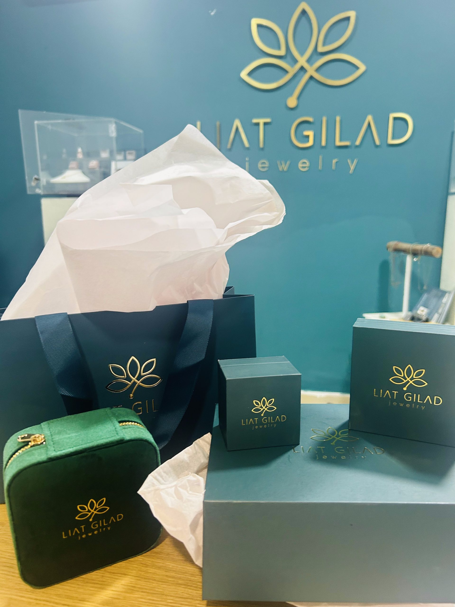 טבעת חיבוק מזהב משובצת ביהלום טבעי