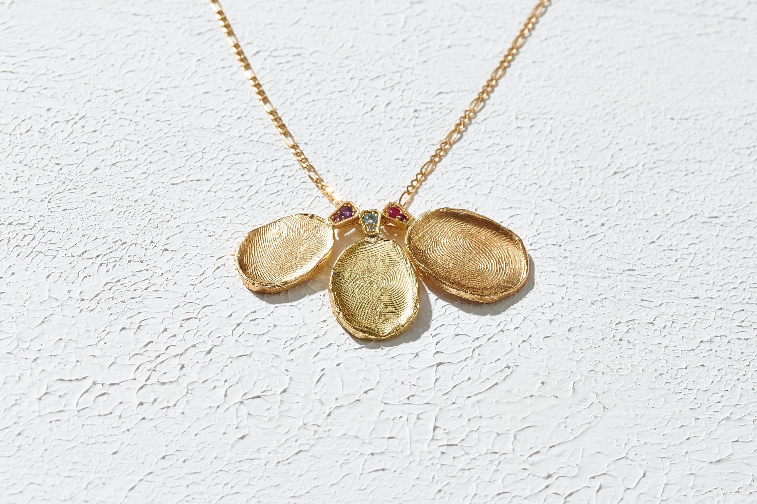 שרשרת עם 3 תליוני טביעת אצבע ואבני לידה