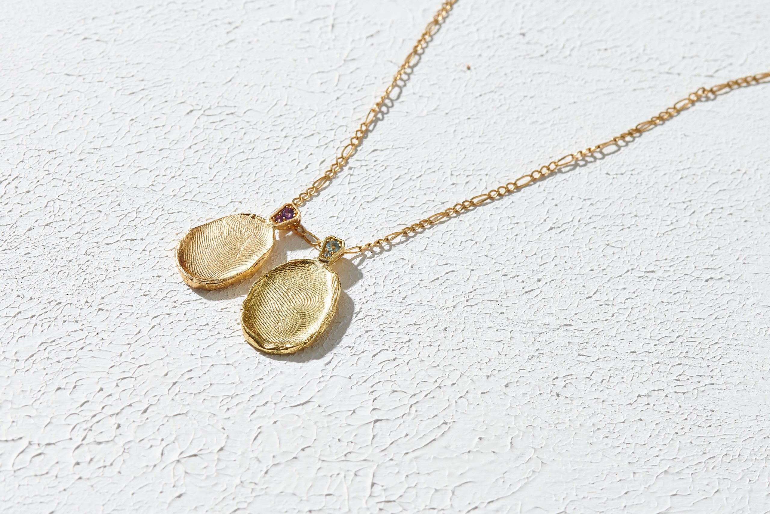 שרשרת עם 3 תליוני טביעת אצבע ואבני לידה