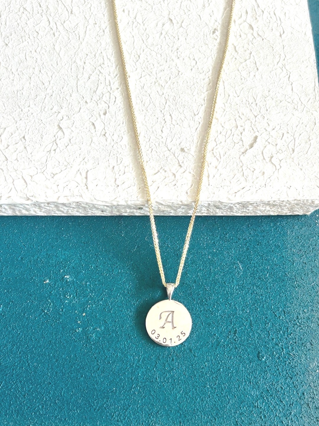 תליון מטבע עם טביעת אצבע ואות אישית, 18 מ"מ