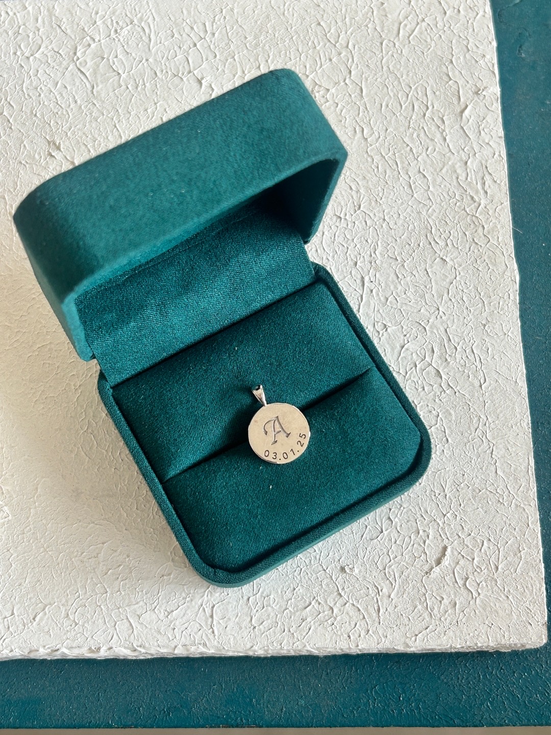 תליון מטבע עם טביעת אצבע ואות אישית, 18 מ"מ