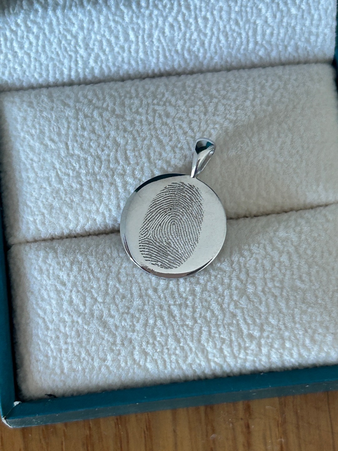 תליון מטבע עם טביעת אצבע ואות אישית, 18 מ"מ