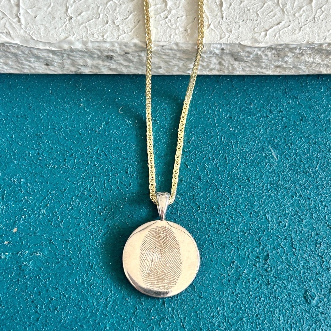 תליון מטבע עם טביעת אצבע ואות אישית, 18 מ"מ