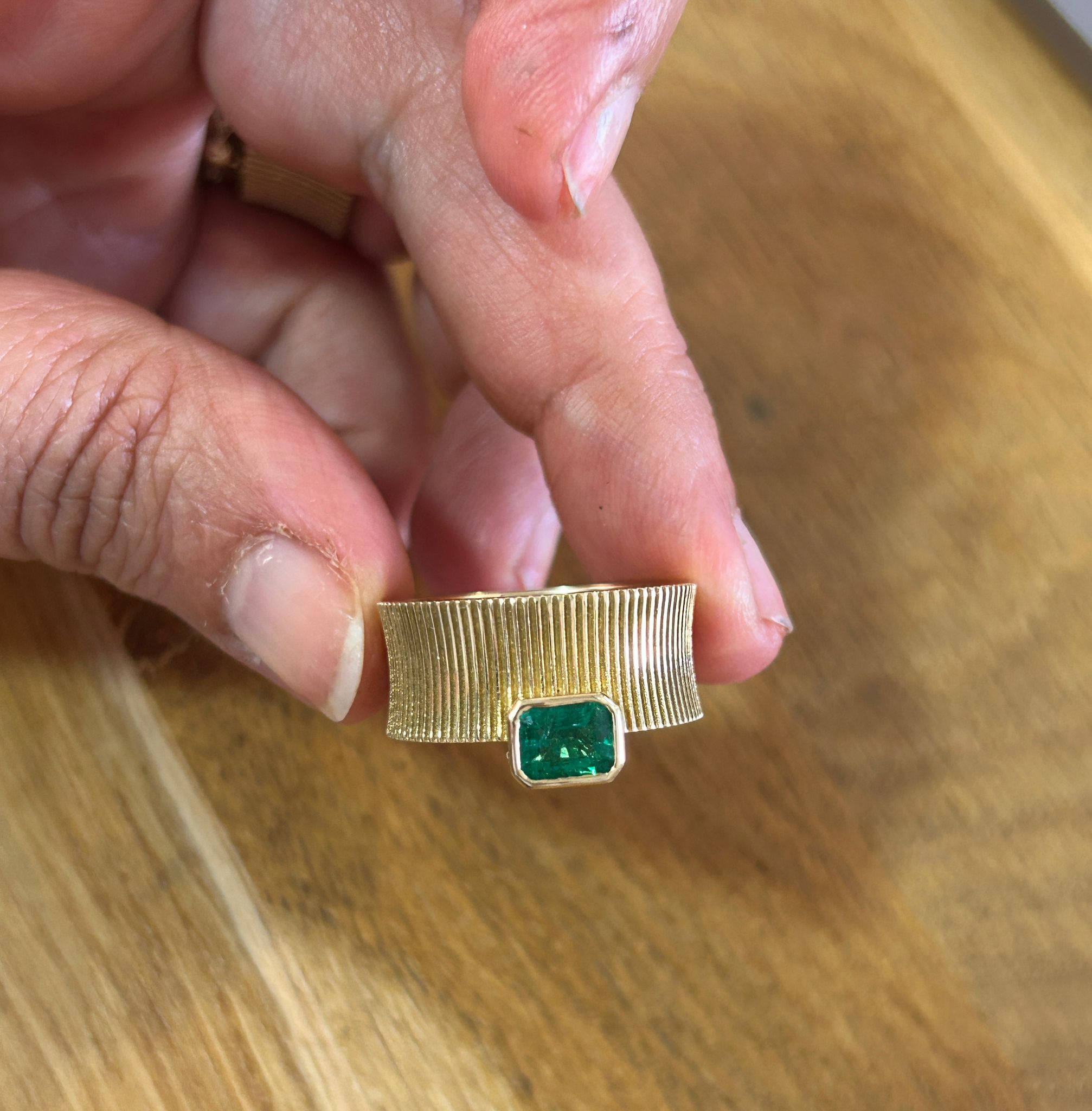 טבעת זהב רחבה עם אבן אמלרד, מלכת שבא