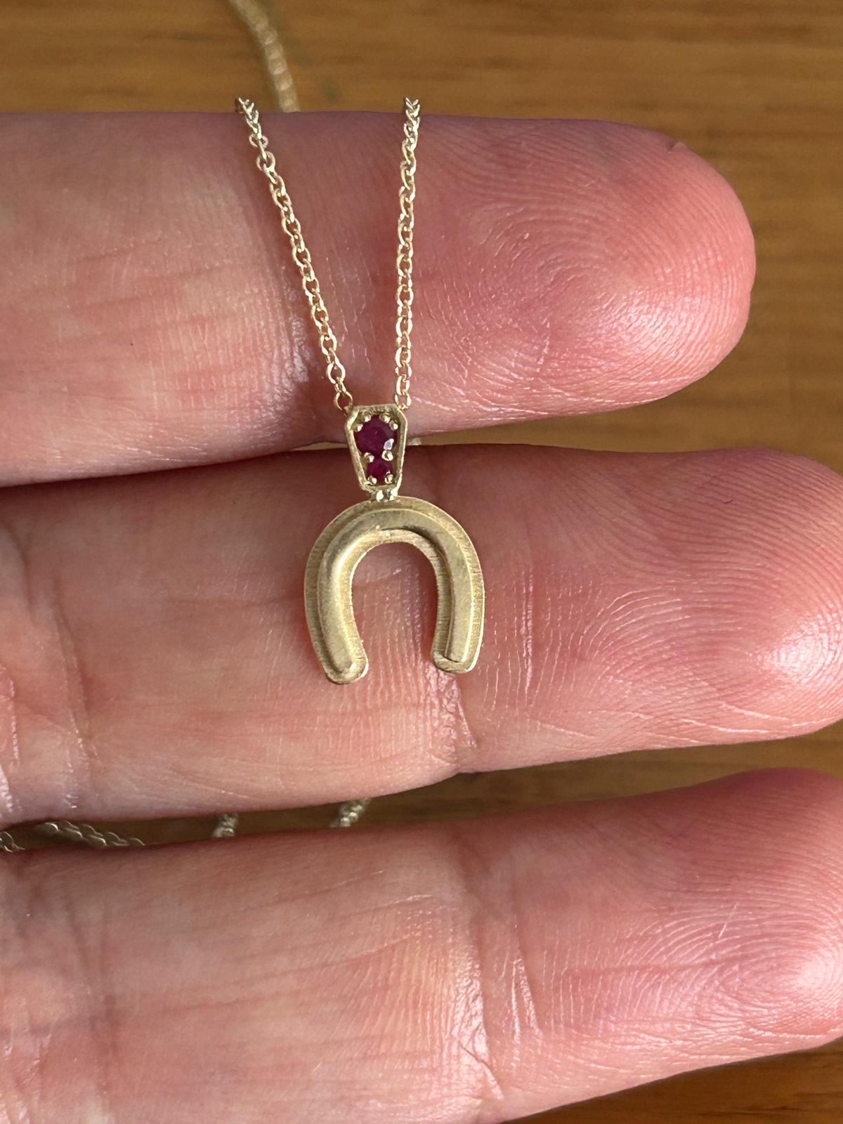 תליון פרסה מזהב עם אבני חן