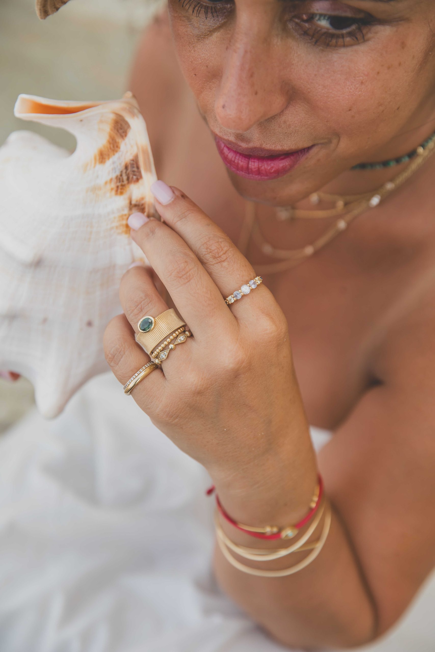 טבעת זהב רחבה עם אבן ספיר, מלכת שבא