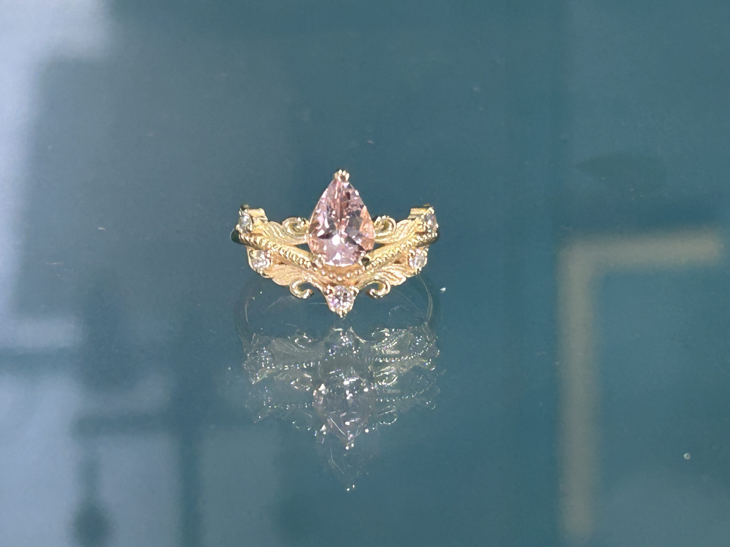 טבעת בסגנון וינטאג משובצת מורגנייט, דגם יהלי טבעת בסגנון וינטאג משובצת מורגנייט, דגם יהלי