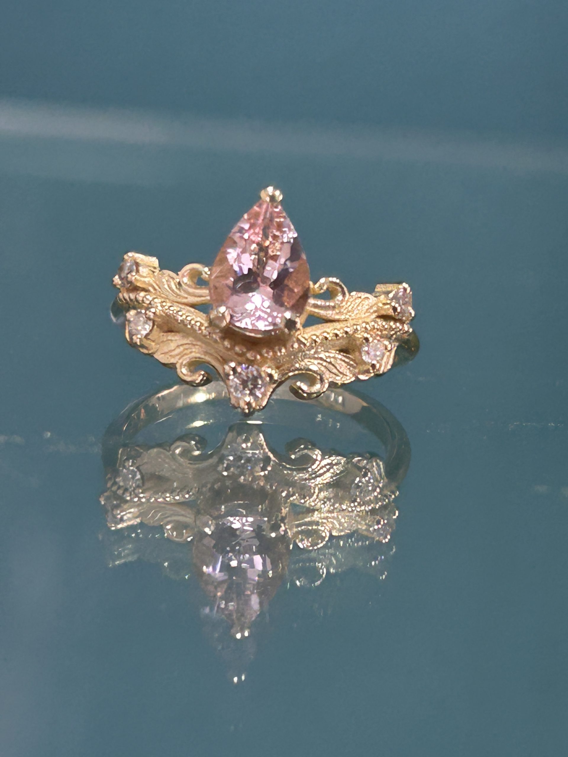 טבעת בסגנון וינטאג משובצת מורגנייט, דגם יהלי טבעת בסגנון וינטאג משובצת מורגנייט, דגם יהלי